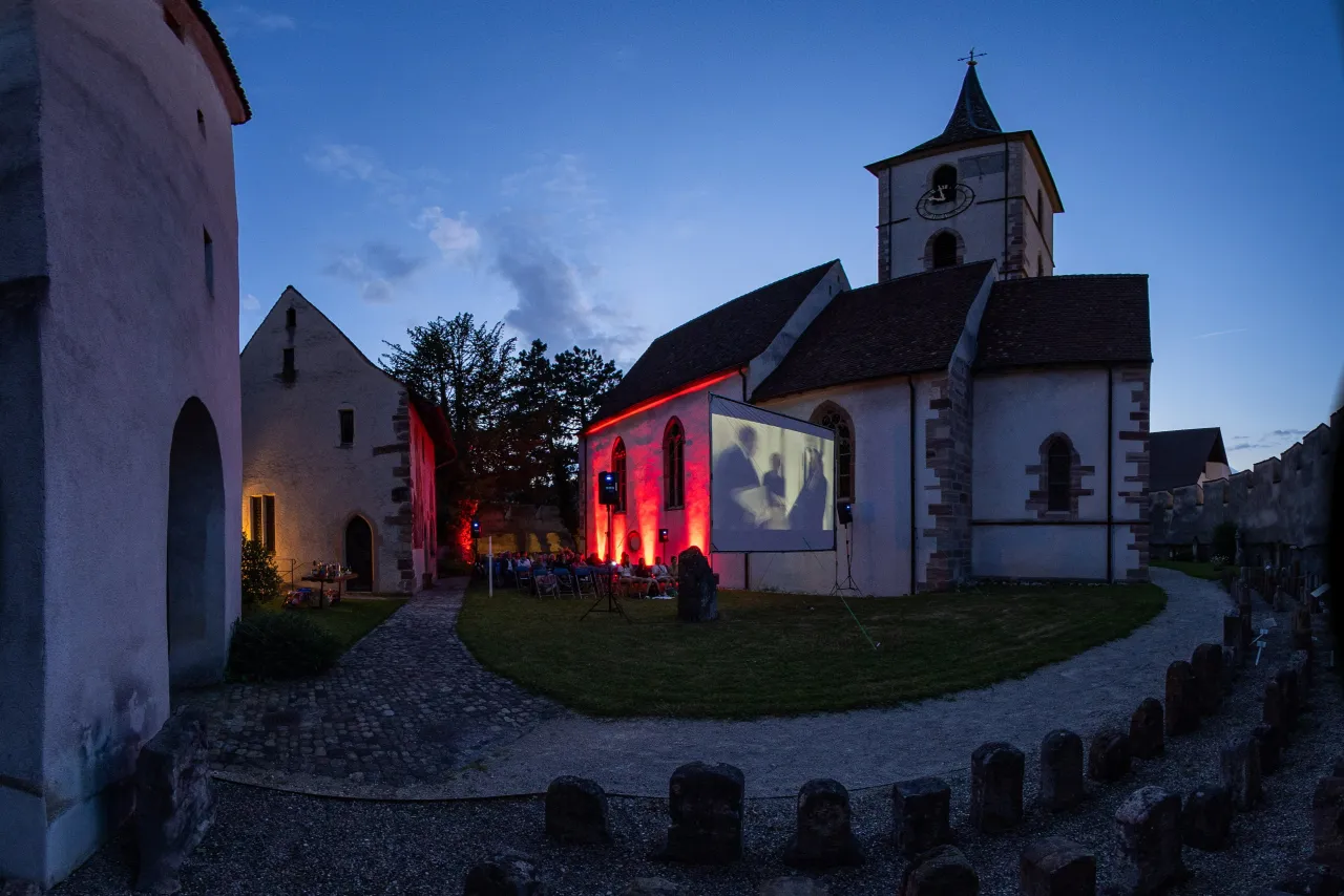 Openairkino im Kirchhof (Foto: Peter Wehrli) Openairkino im Kirchhof: Abendstimmung mit Film (Foto: Peter Wehrli)