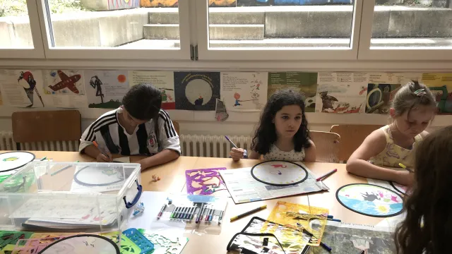 Frisbee bemalen und spielen, 21.06.23 (Foto: Claudia Albiez) Frisbee bemalen und spielen, 21.06.23 (Foto: Claudia Albiez)