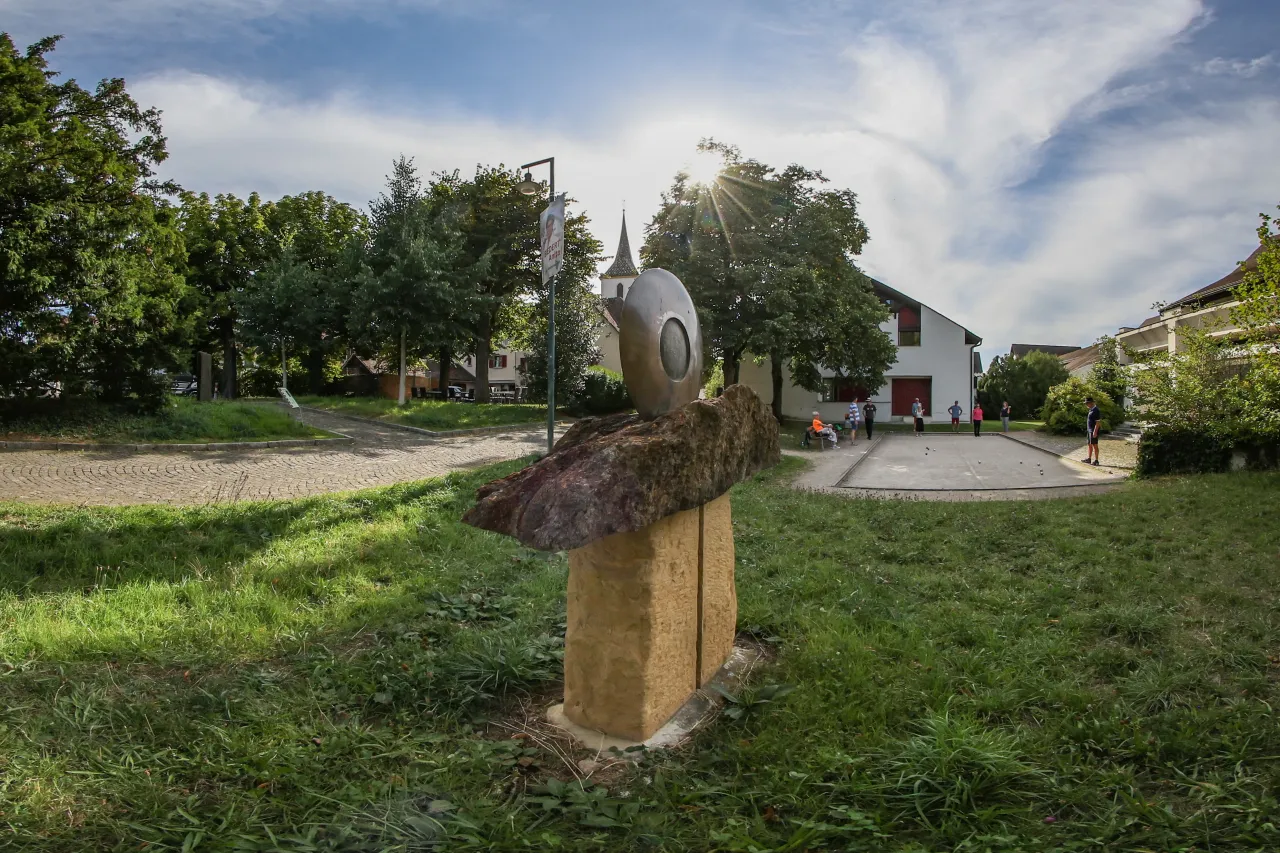Weg der Hoffnung, Station 1 (Foto: Peter Wehrli) Weg der Hoffnung, Station 1: Station 1, Start zum Weg der Hoffnung mit Blick zurück zur Kirche (Foto: Peter Wehrli)