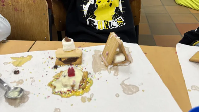 Basteln mit Süssigkeiten, 05.11.2025 (Foto: Claudia Albiez) Basteln mit Süssigkeiten, 05.11.2025 (Foto: Claudia Albiez)