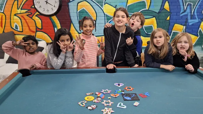 Basteln mit Bügelperlen, 04.02.26 (Foto: Claudia Albiez) Basteln mit Bügelperlen, 04.02.26 (Foto: Claudia Albiez)