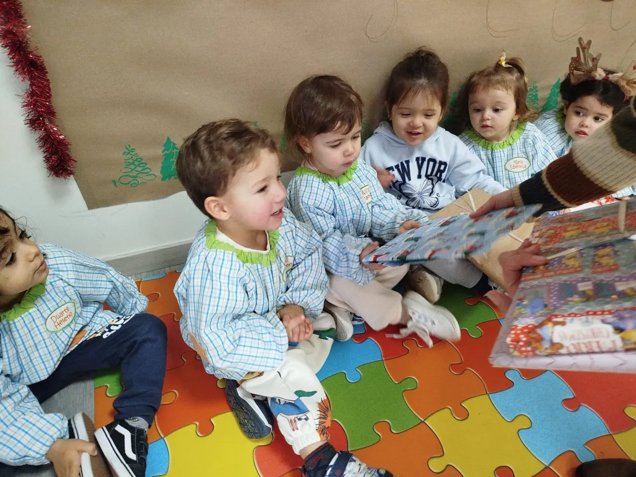 Kinder im „Centro Social da Cova e Gala“ in Portugal freuen sich über ein Geschenk aus dem Baselbiet (Foto: HEKS) Kinder im „Centro Social da Cova e Gala“ in Portugal freuen sich über ein Geschenk aus dem Baselbiet (Foto: HEKS)