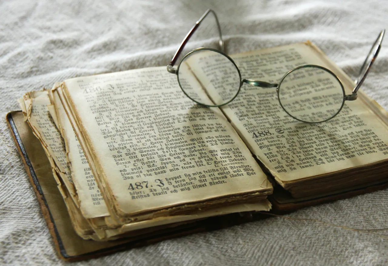 Bibel lesen, Brille (Foto: Bernhard Nauli)