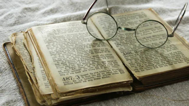 Bibel lesen, Brille (Foto: Bernhard Nauli) Bibel lesen, Brille (Foto: Bernhard Nauli)