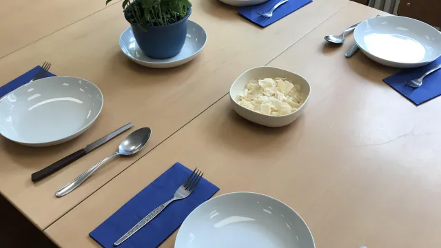 Miitagstisch (Foto: Claudia Albiez) Miitagstisch (Foto: Claudia Albiez)