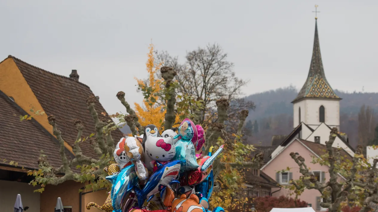 St. Arbogast und Ballone &mdash; Ballone mit Dorfkirche (Foto: Peter Wehrli)