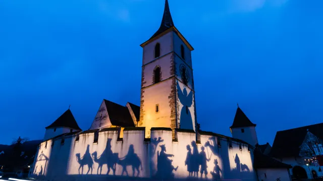 Weihnachtsprojektion &mdash; Im Advent leuchtet die Weihnachtsprojektion an der Wehrkirche St. Arbogast (Foto: Peter Wehrli)